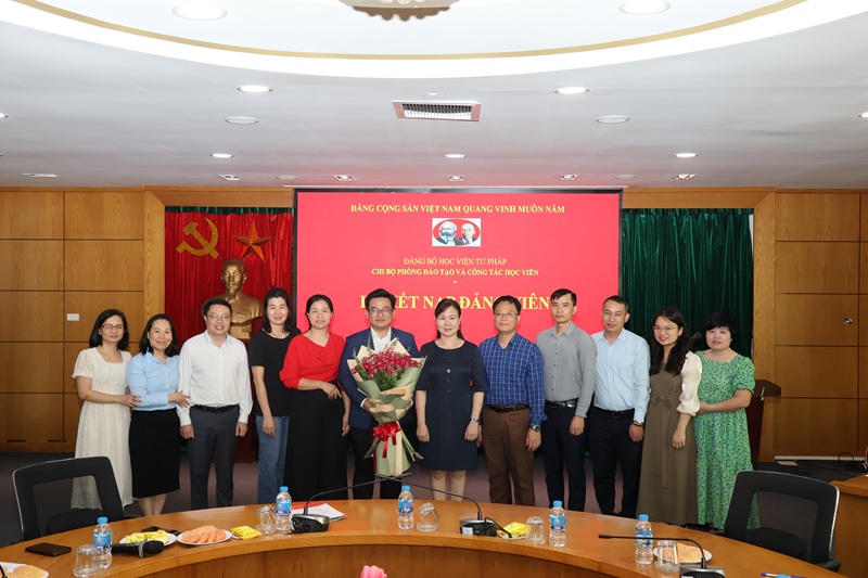 Đảng bộ Học viện Tư pháp: Chi bộ Phòng Đào tạo và Công tác học viên kết nạp đảng viên mới